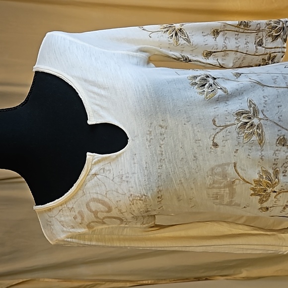 Lucky Brand V-neck Tunic with  a Floral Design - Picture 2 of 8